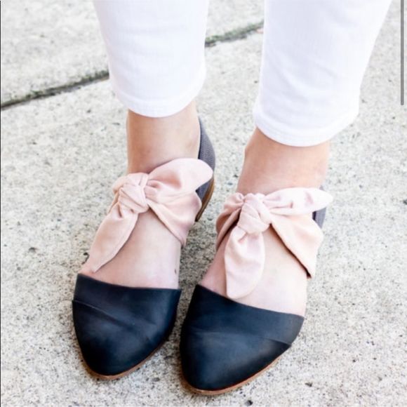 toms black leather rose bow
